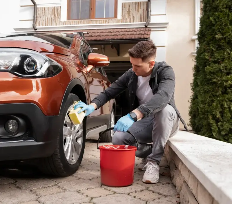 Lavage auto à domicile Plumaudan : professionnel intervenant sur un véhicule